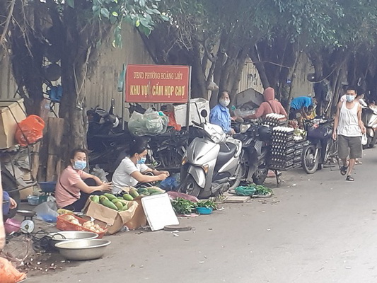Dù có biển cấm nhưng khu chợ cóc tại khu HH Linh Đàm vẫn ngang nhiên hoạt động